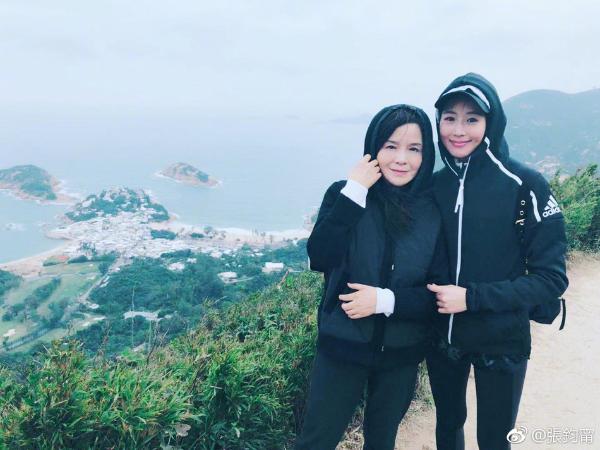 张钧甯牵手妈妈香港爬山 母女二人都超靓