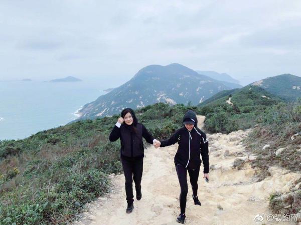 张钧甯牵手妈妈香港爬山 母女二人都超靓