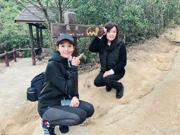 张钧甯牵手妈妈香港爬山 母女二人都超靓