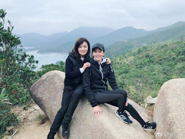 张钧甯牵手妈妈香港爬山 母女二人都超靓