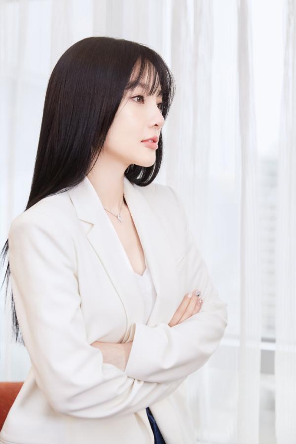 低调复出？李小璐浅笑出镜造型干练 秀发披肩空气刘海减龄