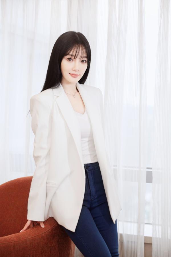 低调复出？李小璐浅笑出镜造型干练 秀发披肩空气刘海减龄