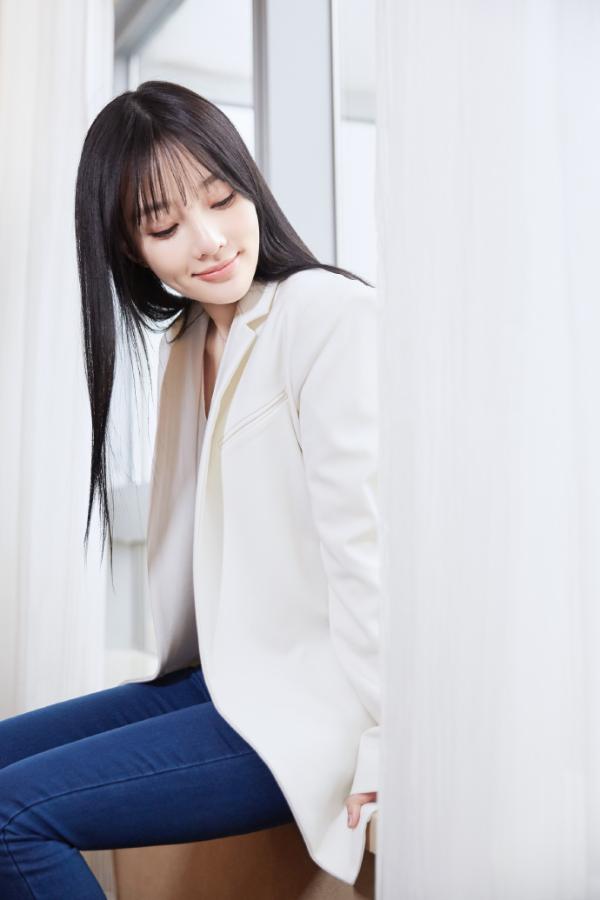 低调复出？李小璐浅笑出镜造型干练 秀发披肩空气刘海减龄