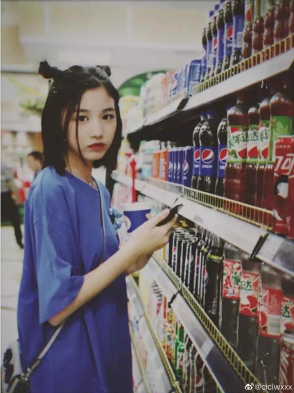 汪峰14岁女儿小苹果近照颜值高 扎哪吒头逛超市秀美腿