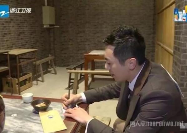 朱亚文智商爆发 撕名牌玩出高水准 还要带老婆秀恩爱！