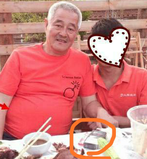 61岁赵本山与友人聚餐心情好，桌上的食物太豪华了