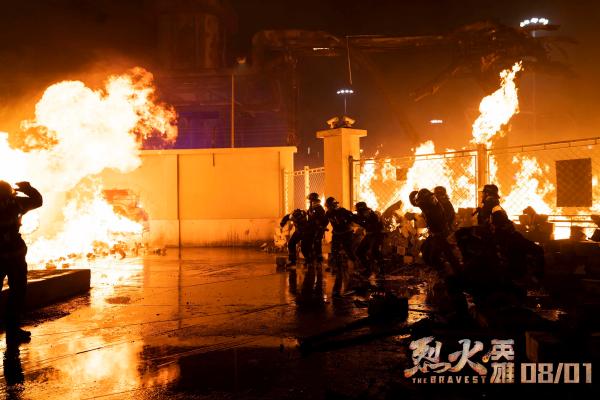 《烈火英雄》黄晓明杜江率队冲进火场中央完成“不可能的任务”