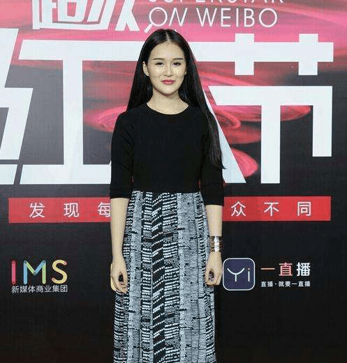 赵本山22岁女儿与网红同台演出，3个月瘦了50斤样貌变得认不出
