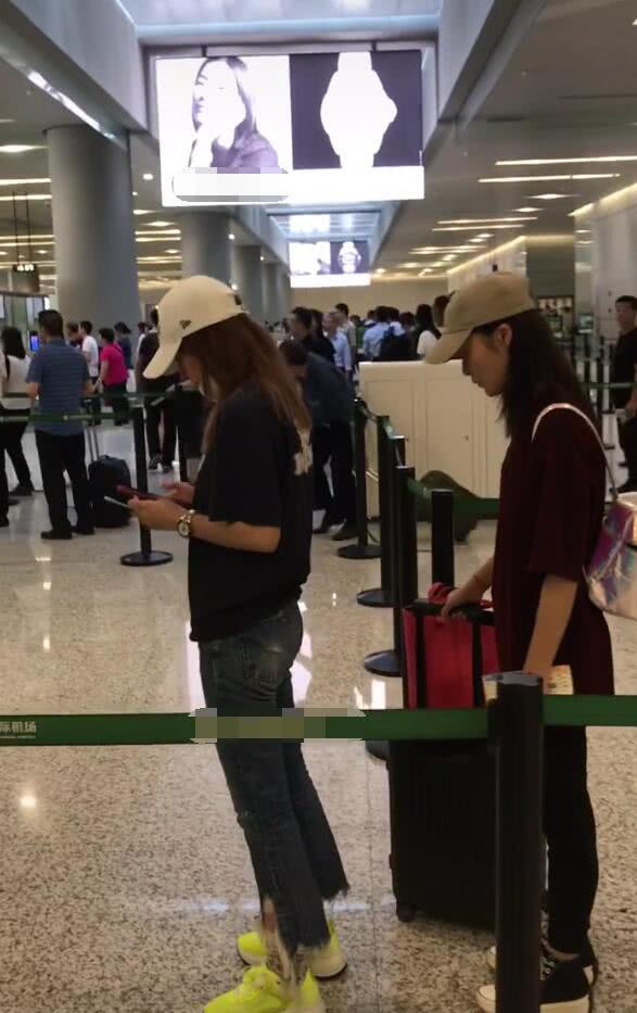 网友偶遇赵薇素颜现身机场 全程狂刷手机变“低头族”