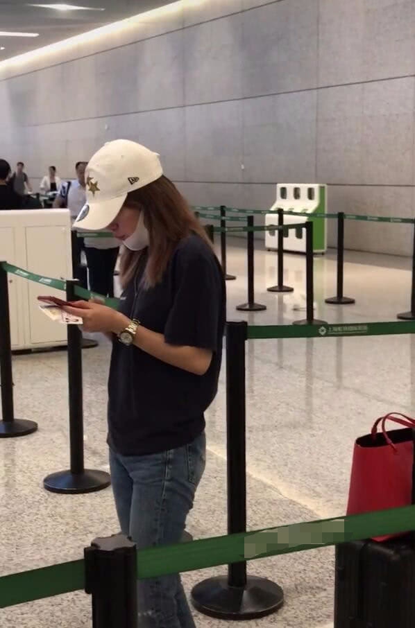 网友偶遇赵薇素颜现身机场 全程狂刷手机变“低头族”