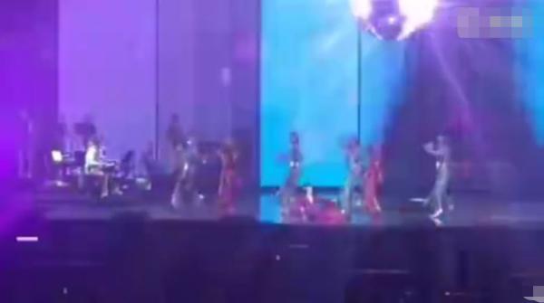 杨千嬅演唱会意外摔倒 被伴舞扶起继续表演