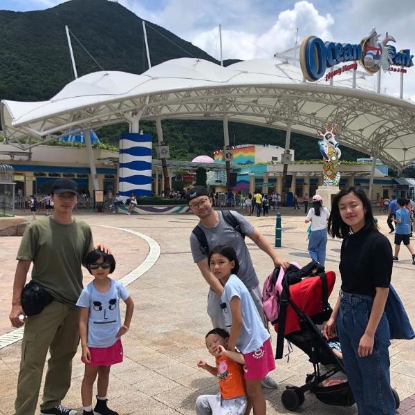 蔡少芬挺孕肚陪女儿逛公园 张晋全程护妻表情紧张