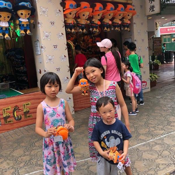 蔡少芬挺孕肚陪女儿逛公园 张晋全程护妻表情紧张