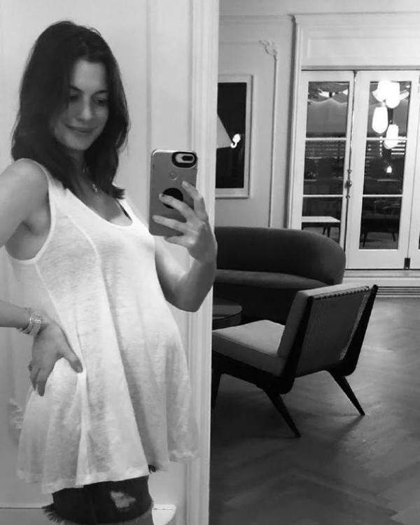 安妮海瑟薇晒孕肚照宣布怀二胎喜讯