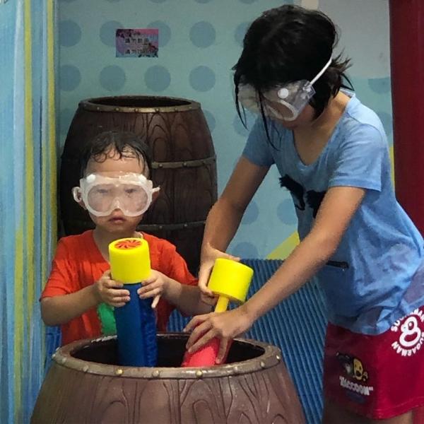 蔡少芬挺孕肚陪女儿逛公园 张晋全程护妻表情紧张