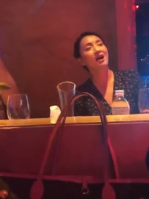 陶虹徐峥与好友聚会唱K 夫妻二人罕见合体秀恩爱