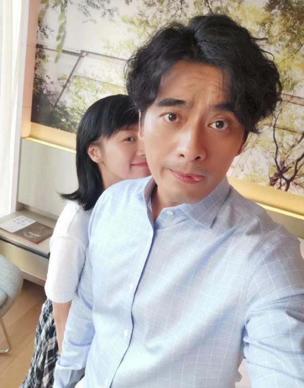 陈龙晒甜蜜合照为爱妻章龄之庆生：背后的女人