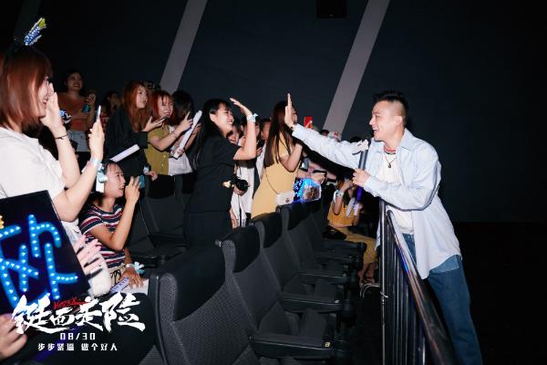 欧豪《铤而走险》首演反派“吓哭”小孩