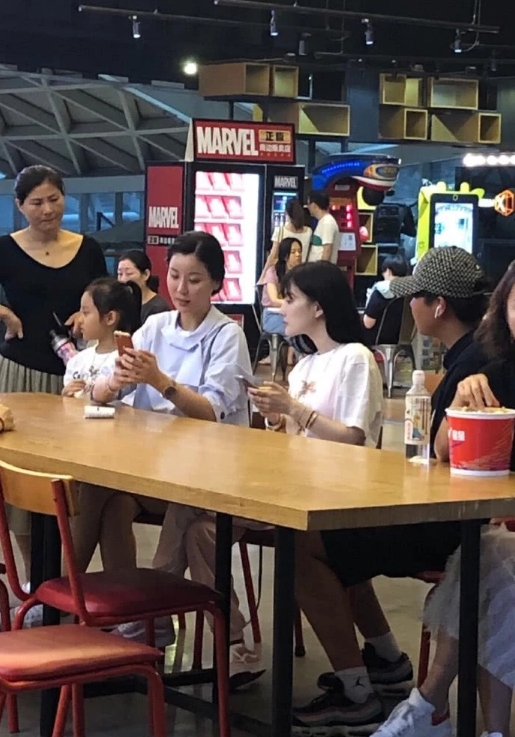 李小璐带女儿看电影 6岁甜馨瘦出瓜子脸 旁边男子是谁？
