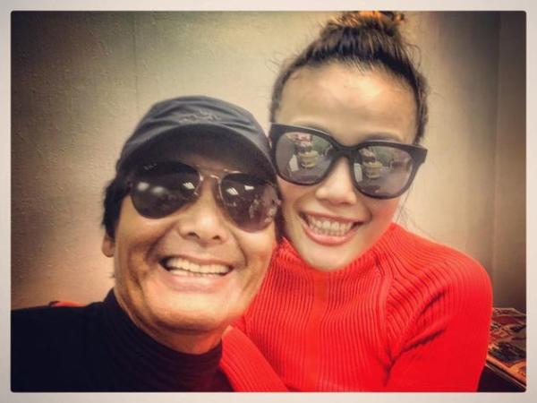 容祖儿晒与周润发合影难掩激动心情