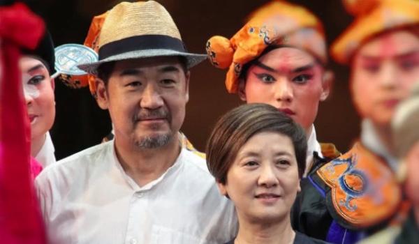 张国立王刚张铁林现身看戏，61岁邓婕素颜陪夫老态尽显