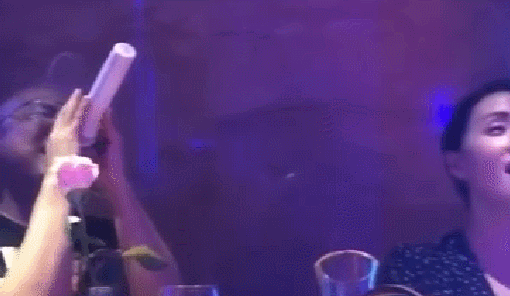 陶虹徐峥与好友聚会唱K 夫妻二人罕见合体秀恩爱