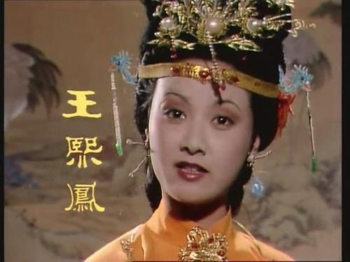 张国立王刚张铁林现身看戏，61岁邓婕素颜陪夫老态尽显