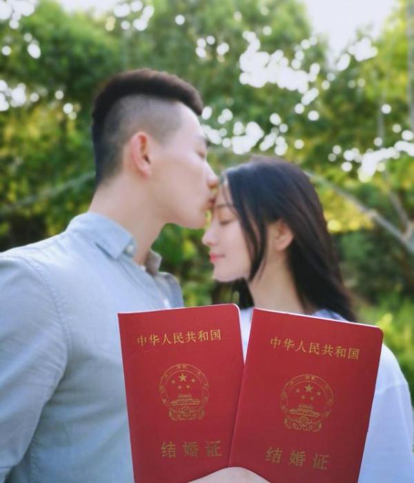 张馨予为老公何捷庆生 结婚一周年甜蜜接吻超幸福