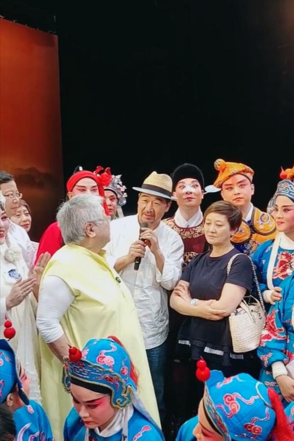 张国立王刚张铁林现身看戏，61岁邓婕素颜陪夫老态尽显
