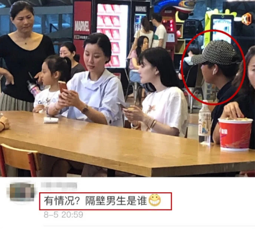 李小璐带女儿看电影 6岁甜馨瘦出瓜子脸 旁边男子是谁？
