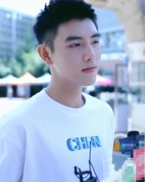 陈飞宇辟谣被踢出新生群 称自己与同学正常打招呼