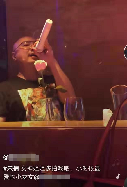 陶虹徐峥与好友聚会唱K 夫妻二人罕见合体秀恩爱