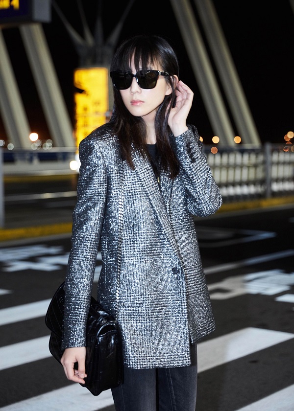 张钧甯深夜启程巴黎时装周 反光格子西装时髦抢眼