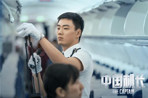 《中国机长》主题曲MV曝光 毛阿敏大气演绎《我爱祖国的蓝天》