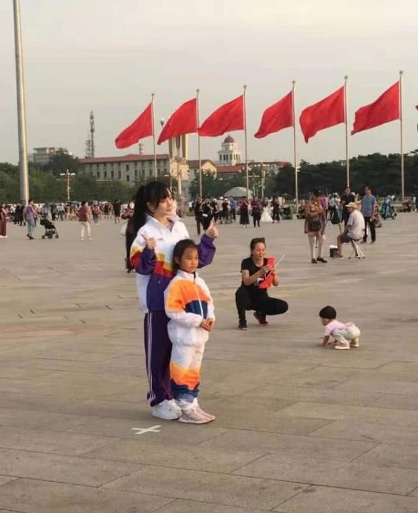 网友偶遇李小璐甜馨游天安门 穿亲子运动服合影超有爱