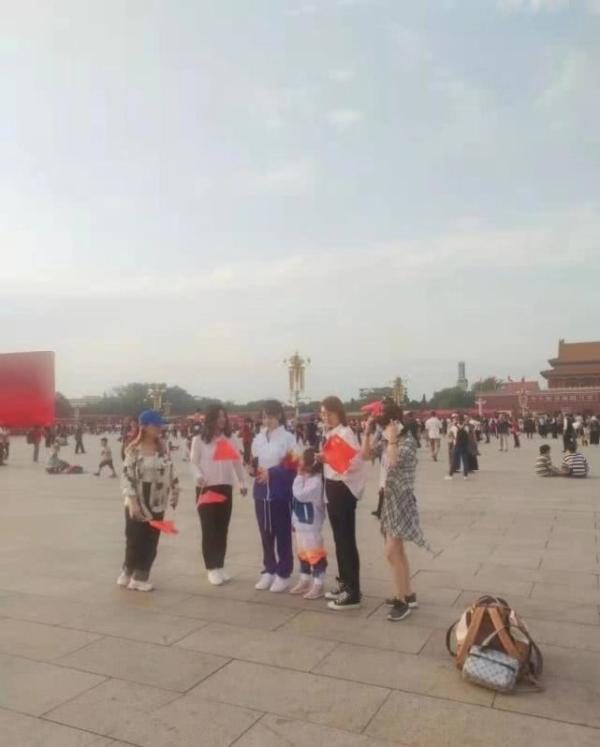 网友偶遇李小璐甜馨游天安门 穿亲子运动服合影超有爱