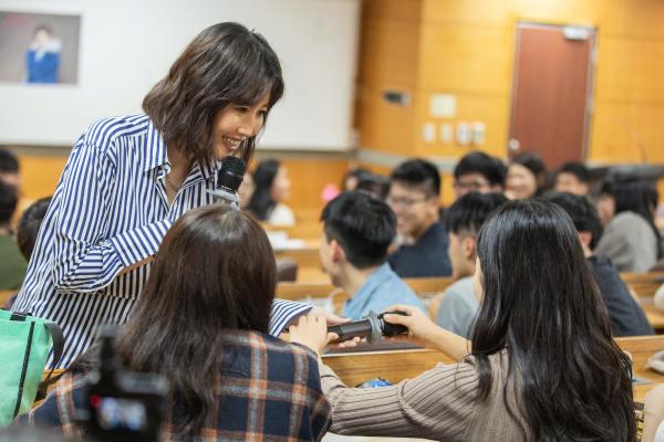 A-Lin首次大学开讲 分享成长故事鼓励学生做自己