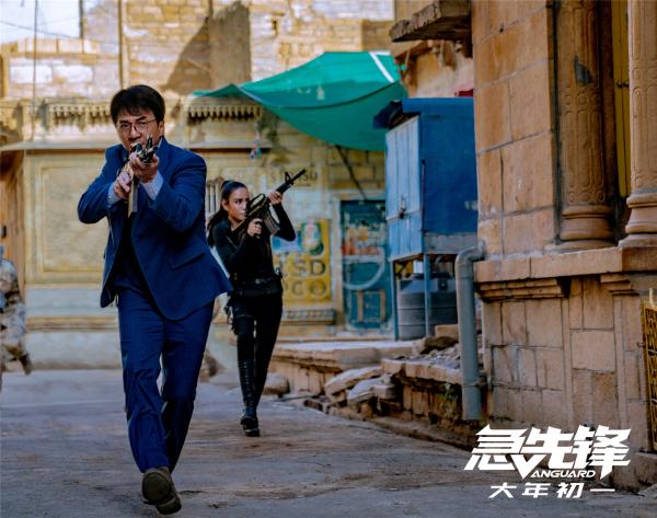《急先锋》杨洋身背艾伦穿越炮火献上“初吻”