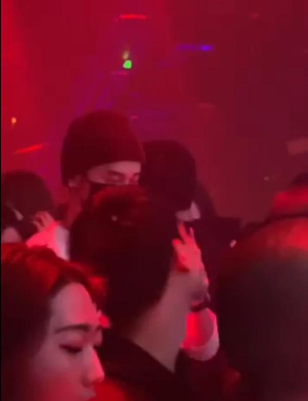 蒋劲夫懒理家暴风波现身酒吧 戴帽子口罩十分低调
