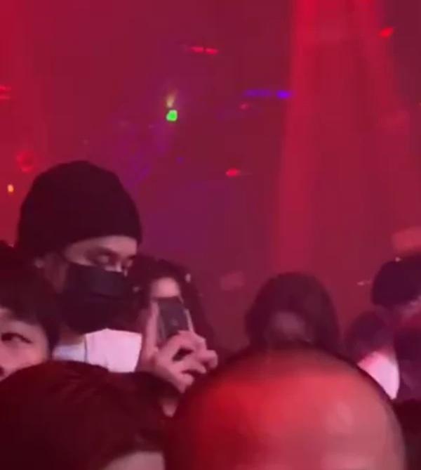 蒋劲夫懒理家暴风波现身酒吧 戴帽子口罩十分低调