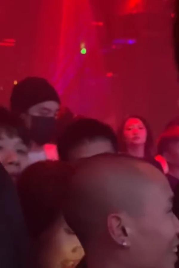 蒋劲夫懒理家暴风波现身酒吧 戴帽子口罩十分低调