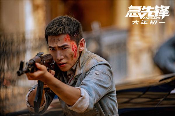《急先锋》杨洋身背艾伦穿越炮火献上“初吻”