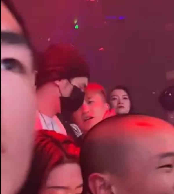蒋劲夫懒理家暴风波现身酒吧 戴帽子口罩十分低调