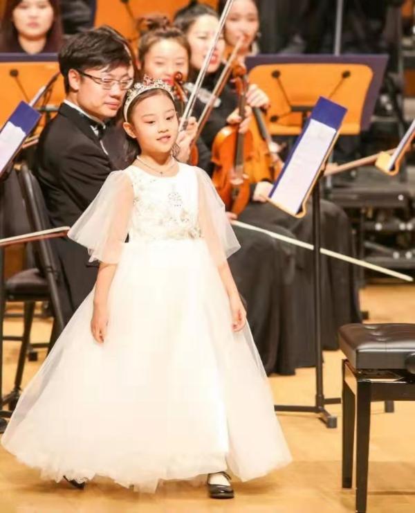 李小璐新年为甜馨剪头发 激动分享女儿弹钢琴视频