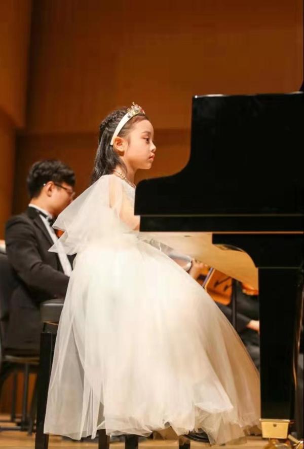 李小璐新年为甜馨剪头发 激动分享女儿弹钢琴视频