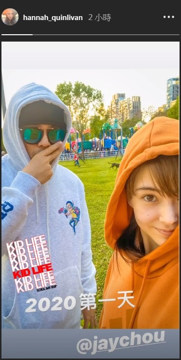 周杰伦昆凌元旦晒全家福 手拿纸牌祝大家“称王称后”