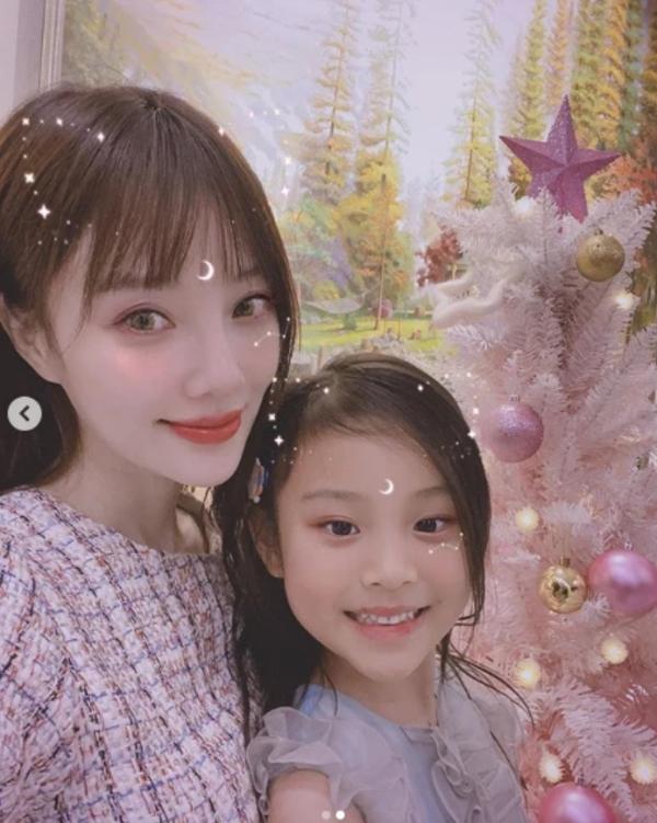 李小璐新年为甜馨剪头发 激动分享女儿弹钢琴视频