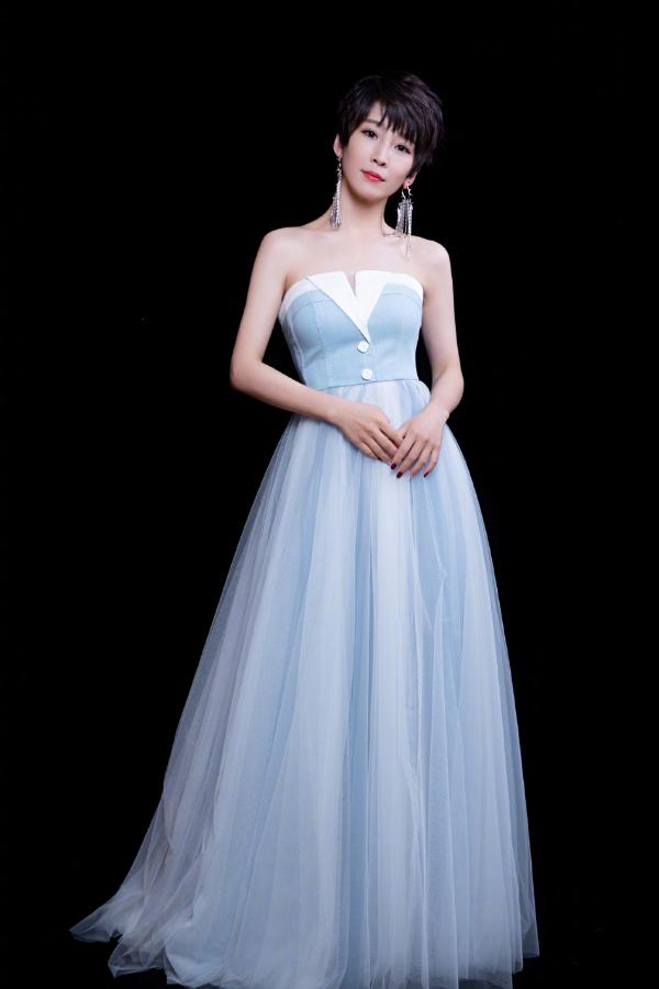 谢楠晒和老公甜蜜合照 吴京被吐槽cos婚纱影楼风