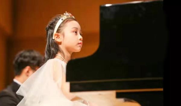李小璐新年为甜馨剪头发 激动分享女儿弹钢琴视频