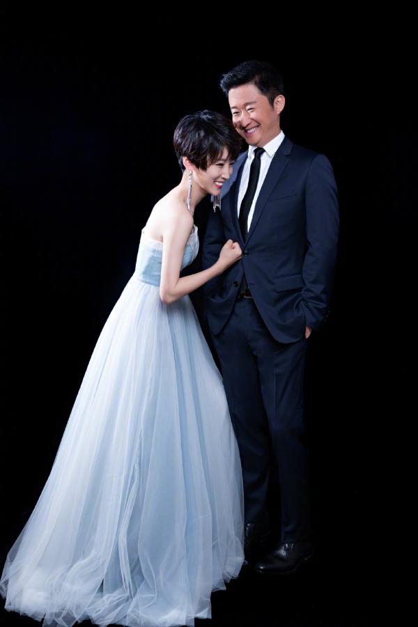 谢楠晒和老公甜蜜合照 吴京被吐槽cos婚纱影楼风